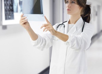 Médecin lisant une radiographie-Santé au travail