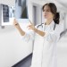 Médecin lisant une radiographie-Santé au travail