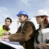 Professionnels du bâtiment sur un chantier de construction-Santé au travail