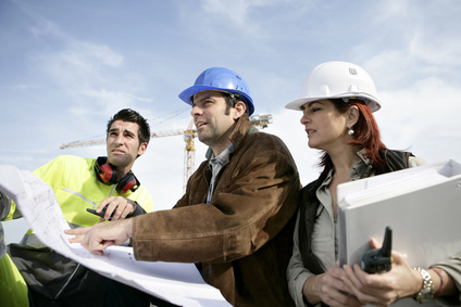 Professionnels du bâtiment sur un chantier de construction-Santé au travail