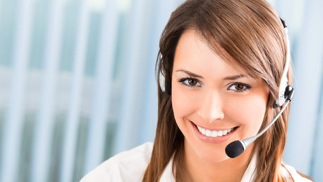 Jeune femme au téléphone-Santé au travail